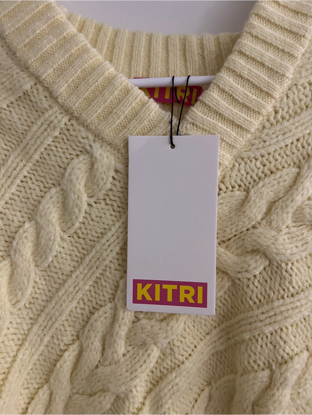 KITRI Soft Yellow Cable-Knit V-Neck Sweater - Picture 6 of 7
